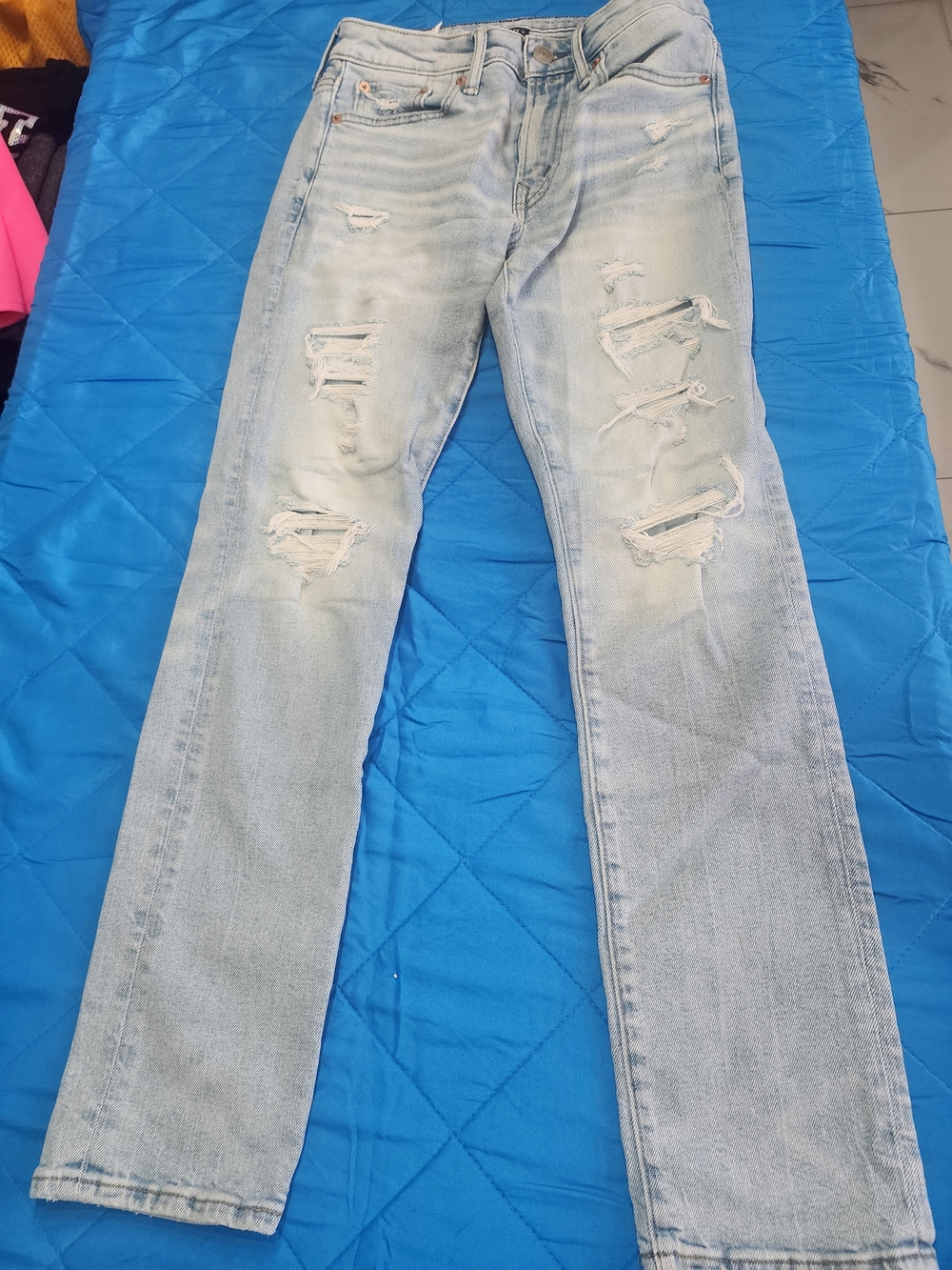 American Eagle Outfitters Light Wash Distressed Men’s Jeans
